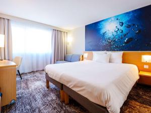 Postel nebo postele na pokoji v ubytování Novotel Saint Avold