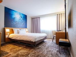 Postel nebo postele na pokoji v ubytování Novotel Saint Avold