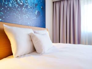 Postel nebo postele na pokoji v ubytování Novotel Saint Avold