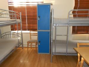 Palanda nebo palandy na pokoji v ubytování 24/7 London Hostel