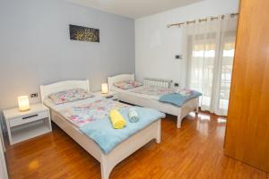 two beds in a room with two lamps on them at Apartments with Pool Villa Fjord in Kanfanar