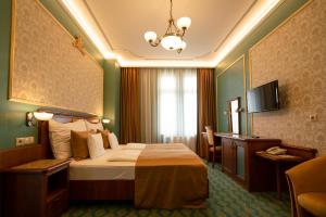 Televízia a/alebo spoločenská miestnosť v ubytovaní Elizabeth Hotel