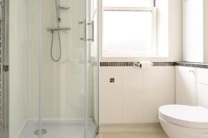 Ένα μπάνιο στο Cambridge 6-Bedroom Riverside Home with Free Parking +102 φωτογραφίες