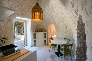 a kitchen and dining room with a table and chairs at Villa Leonardo Luxury Locorotondo in Locorotondo
