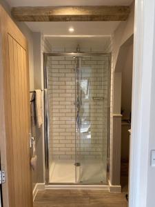 una ducha con puerta de cristal en un baño en Bedgebury Forest Barn - next to Bedgebury Forest, en Ticehurst 42 fotos más