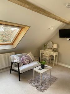 una sala de estar con un sofá y una mesa en Bedgebury Forest Barn - next to Bedgebury Forest, en Ticehurst