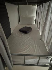 Un pat sau paturi într-o cameră la Basil Hostel