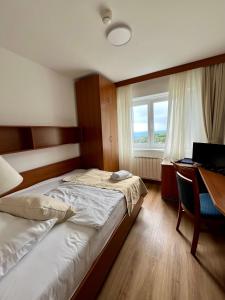 Katil atau katil-katil dalam bilik di Hotel Tisa Pohorje