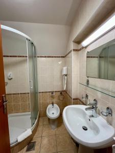 Bilik mandi di Hotel Tisa Pohorje