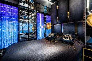 Posteľ alebo postele v izbe v ubytovaní Apartamenty Sky Tower z Jakuzzi Przy Oknie