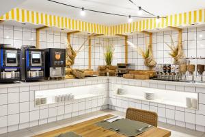 a restaurant with a counter with a coffee shop at tent Capi Playa in Playa de Palma