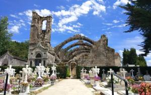 a cemetery with tombstones and gravestones at A Casita do Muelle in Cambados