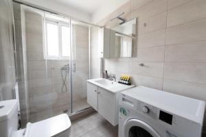 Koupelna v ubytování Modern spacious apartment located in Piraeus (B8) + 11 fotografií