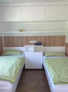 Postel nebo postele na pokoji v ubytování Am See I - Lastering Ferienhäuser & Apartments