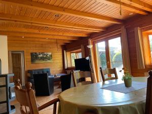Μια τηλεόραση ή/και κέντρο ψυχαγωγίας στο Unser Landhaus - Lastering Ferienhäuser & Apartments +7 φωτογραφίες