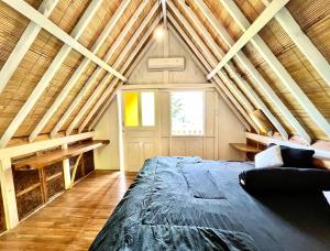 Postel nebo postele na pokoji v ubytování Pondok Is Oke Villa Scenic View + 37 fotografií