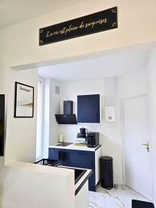 Μια τηλεόραση ή/και κέντρο ψυχαγωγίας στο Ô Sacrée Détente de Reims -Spa privatif - Proche de la gare & centre ville