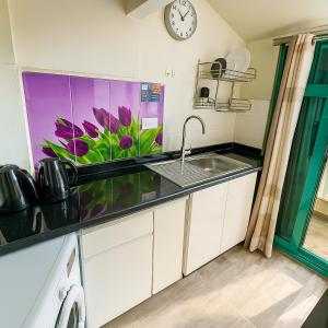 Η κουζίνα ή μικρή κουζίνα στο Classy Studios for Ladies in Dubai, Marina فتيات فقط