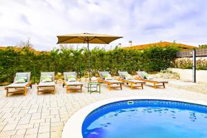 Villa David - NEW - first renting - for 9 person内部或周边的泳池