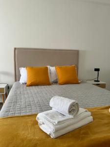 ナザレにあるMy beach's Apartments Nascenteのタオルが敷かれたベッドのある寝室