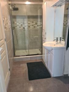Ένα μπάνιο στο Logement cosy