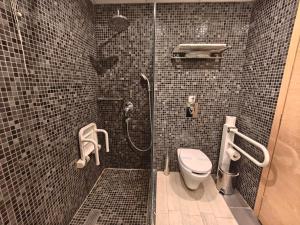 Koupelna v ubytování Elysion Hotel