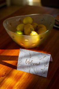 un bol de fruta en una mesa con un cartel de bienvenida en 19 Kingswood Manor, en George