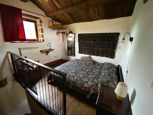 A bed or beds in a room at Podere di Maggio - Seccatoio Még 17 kép
