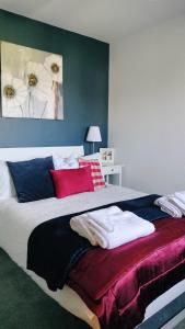 ein Schlafzimmer mit einem großen Bett mit bunten Kissen in der Unterkunft Loughview Cottage in Bangor + 30 Fotos