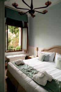 une chambre avec un lit avec des draps blancs et une fenêtre dans l'établissement B&B Villa Ines, sur le Lido de Venise
