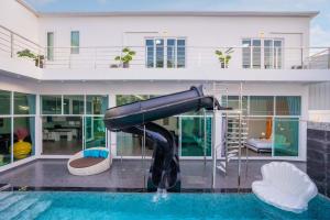 Πισίνα στο ή κοντά στο THE LION KING Luxury PoolVilla Pattaya Ocean Yacht Club 8 Bedrooms