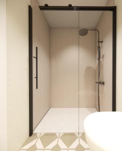 een douche met een glazen deur in een badkamer bij Hilltop Haven in Torquay +64 foto's