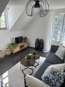 uma sala de estar com um sofá e uma TV em Charming apartment central in Lucerne em Lucerna