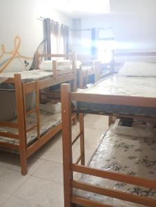 un grupo de literas en una habitación en O mago hostel, en Río de Janeiro