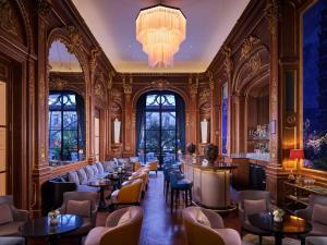 Coin salon dans l'établissement The Peninsula Paris