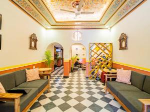 hol z kanapami i stołami oraz sufitem w obiekcie The Hosteller Jaipur, City Centre w mieście Dżajpur