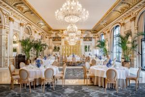 Restaurant ou autre lieu de restauration dans l'établissement The Peninsula Paris