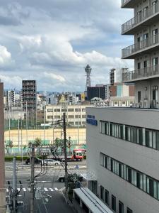Pemandangan umum bagi Osaka atau pemandangan bandar yang diambil dari apartmen