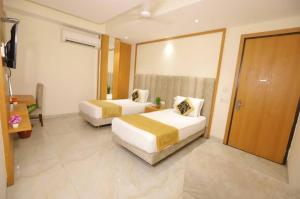 Postel nebo postele na pokoji v ubytování Hotel Almora By Almati Group - Near Delhi International Airport With - free Airport Drop