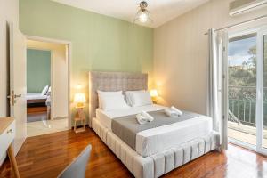 Un dormitorio con una cama y una ventana grande. en Villa Casa Diva, en Perivólion 58 fotos más
