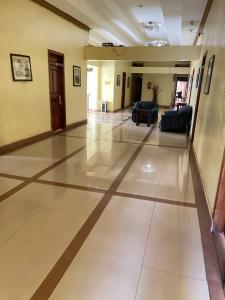 Khu vực ghế ngồi tại EXCELLENT HOTEL KAMPAlA