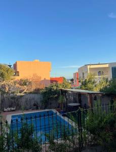 widok na basen z budynku w obiekcie Family-Friendly Villa with Private Pool & Rooftop Sunset Views, 5min to Taghazout w mieście Agadir nʼ Aït Sa