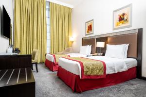Кровать или кровати в номере Millennium Central Doha