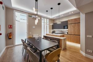 a kitchen and dining room with a table and chairs at Fuencarral Living 7BR 7BH in Madrid