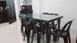 Η κουζίνα ή μικρή κουζίνα στο Avana Hills Boracay Prime Mabuhay Suite 302 +8 φωτογραφίες