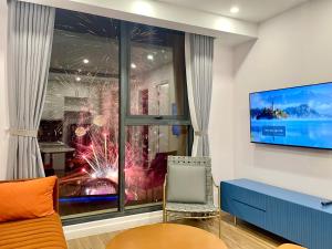 TV o dispositivi per l'intrattenimento presso LYNS Apartment - Ocean View with Infinity Pool &Firework