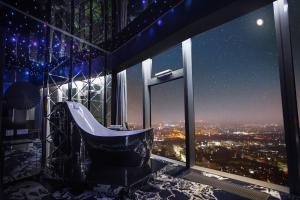 Zdjęcie z galerii obiektu 30th+ Floor Apartments in Sky Tower we Wrocławiu
