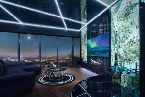 salon z widokiem na miasto w obiekcie 30th+ Floor Apartments in Sky Tower we Wrocławiu