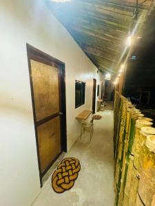 een kamer met een deur en een kamer met een tafel bij Fazzah De Siargao in General Luna