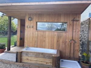 En have udenfor The Hideaway & Sauna at Ring O'Bells